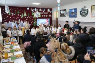 Mindenki karácsonya címmel ünnepi programot szerveztek az Ózdi Apáczai Csere János Általános Iskola aulájában.