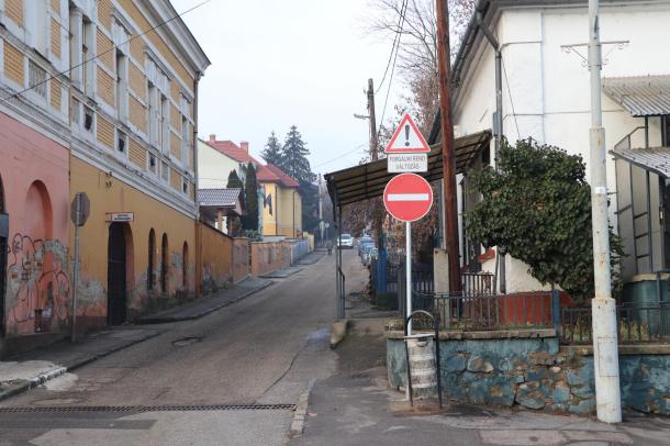 A Kazinczy Ferenc út egyik vége, behajtani tilos táblával.
