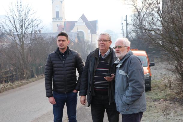Dr. Csuzda Gábor, Kovács György és Dubovinszky László a területen.