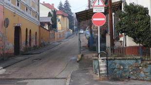 A Kazinczy Ferenc út egyik vége, behajtani tilos táblával.