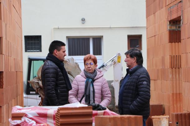 Dr. Csuzda Gábor, Vassné Gérecz Gabriella és Kisbenedek Vilmos beszélget.