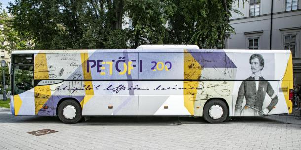 Február 6-án és 7-én a városi nagyparkolóban találják meg az érdeklődők a Petőfi-busz elnevezésű mozgó tárlatot.
