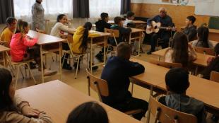 Zenei oktatás zajlik az Ózdi Apáczai Csere János Általános Iskolában a Kék Sirály Zenei Egyesülettel karöltve.