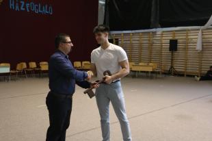 Hajdu Krisztán igazgató átadta az iskola kulcsát, az újonnan megválasztott diákigazgatónak.