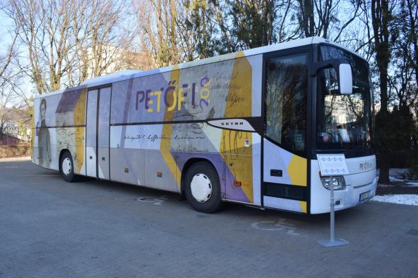 Feltűnő jelenség a Nagyparkolóban a Petőfi-busz.