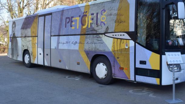 Feltűnő jelenség a Nagyparkolóban a Petőfi-busz.