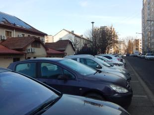 Parkoló autók a Vasvár úton.