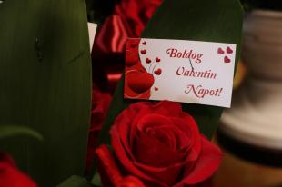 Boldog Valentin Napot! felirat az egyik csokron.