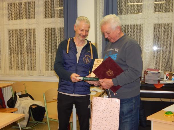 Vanczák Attila, az Ózdi Teknőc Diák- és Szabadidősport Egyesület elnöke is meglepte a klub nevében Kormos Józsefet, átadja az ajándékot.