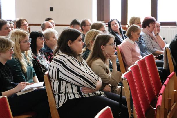 A résztvevők figyelmesen hallgatják a lelkipásztort.