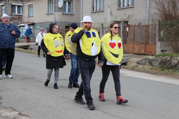 Emojinak öltözött felvonulók.