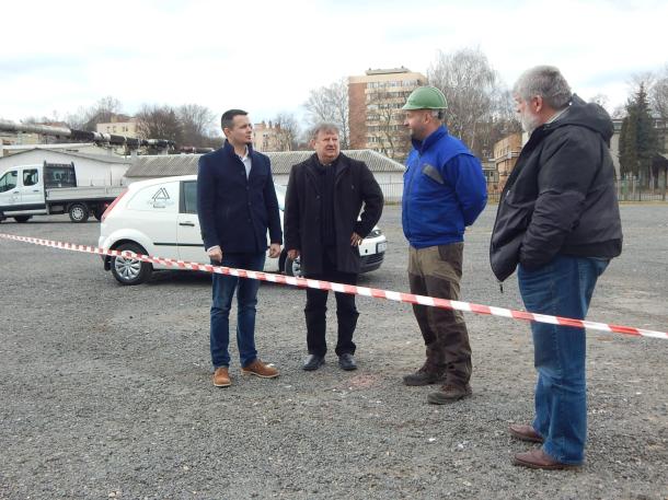 Janiczak Dávid, városunk polgármestere, Halász Sándor, az Ózdi Távhő Kft. ügyvezetője, Gál Tamás, a kivitelező ÓEKSZ Kft. építésvezetője és Peták Tibor, az Ózdi Távhő Kft. üzemviteli üzemvezetője egyeztetnek.