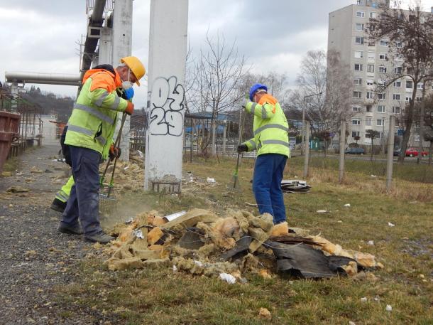 Gereblyézik a kőzetgyapotot a kivitelező cég dolgozói.