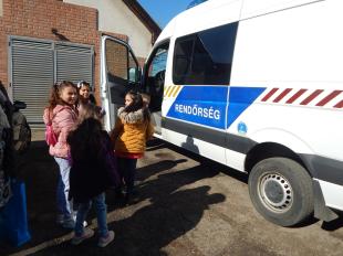 Gyerekek szállnak be a rendőrségi csapatszállító járműbe.