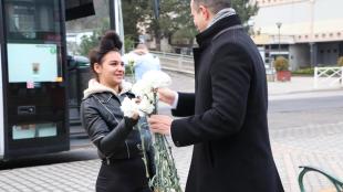 Janiczak Dávid polgármester virágot ad az egyik járókelőnek nőnap alkalmából.