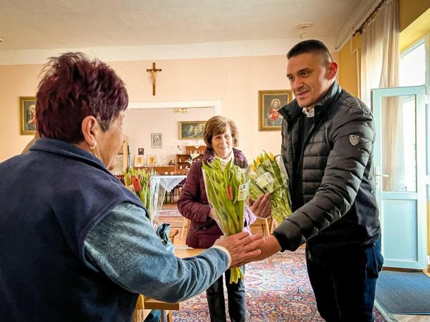 Dr. Csuzda Gábor területi képviselő tulipáncsokorral a kezében köszönti a hölgyeket.