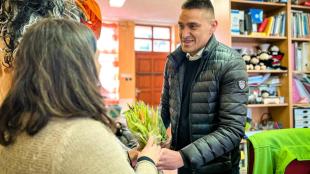 Dr. Csuzda Gábor területi képviselő virágot ad át két hölgynek.