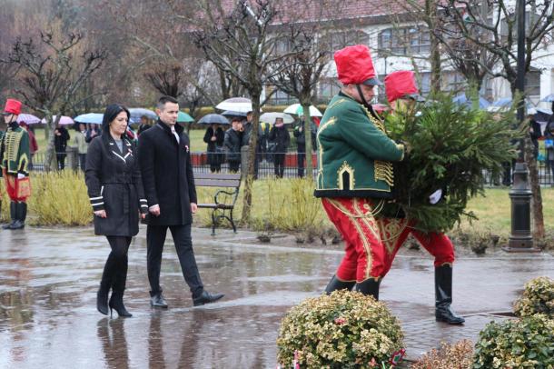Janiczak Dávid polgármester és Zsuponyó Anett alpolgármester a szoborhoz sétálnak.