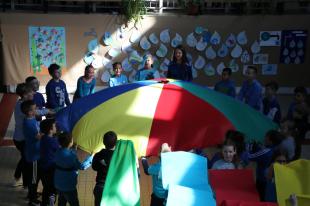 Kékbe öltözött diákok a Bolyky Tamás Általános Iskola aulájában.