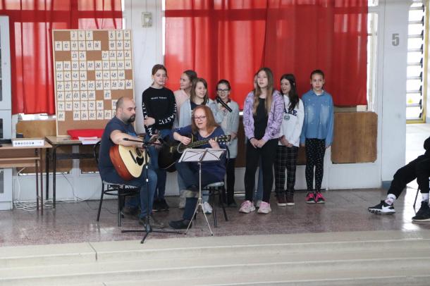 A diákok a tanárokkal együtt énekelnek.