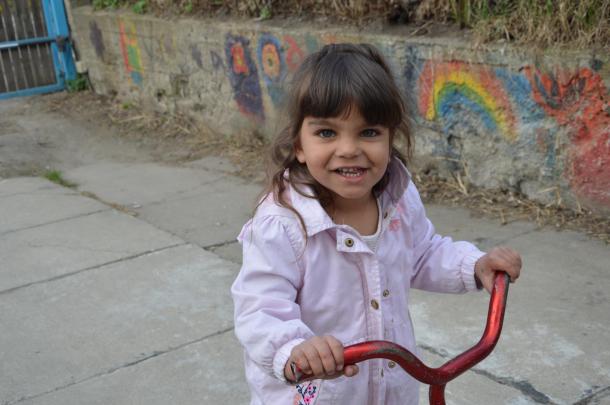 Kislány biciklizik.