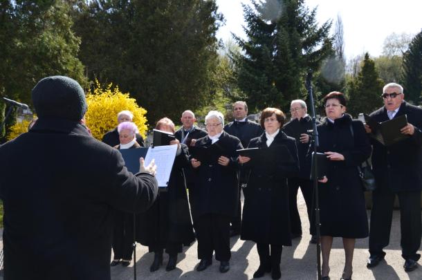 A Szent Kereszt Plébánia Jubilate kórusa énekel.