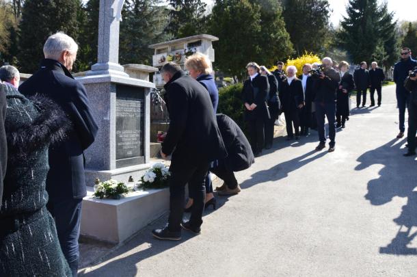 Mécsesgyújtásra sorakoznak a hívek.