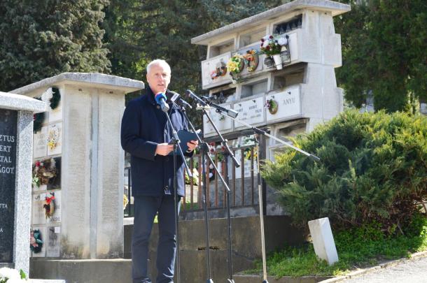 Soltész Miklós a Miniszterelnökség egyházi és nemzetiségi kapcsolatokért felelős államtitkára osztja meg gondolatait a megjelentekkel.