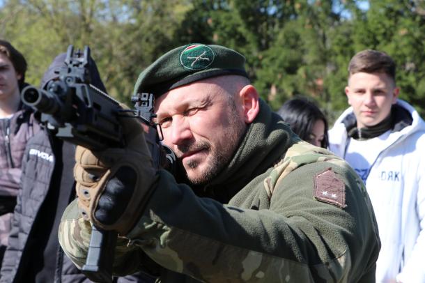 Az egyik katona mutatja a fegyver használatát.