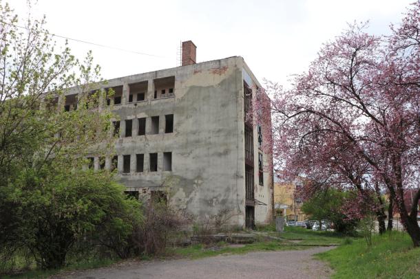 Távoli kép a régi bank épületről.