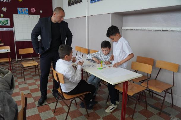 Az egyik tanár felügyeli a versenyző diákokat.