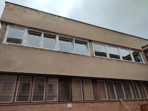 Huszonöt ablakot cseréltek ki a Szabolcs közi idősotthonban. Külső fotó az épületről.