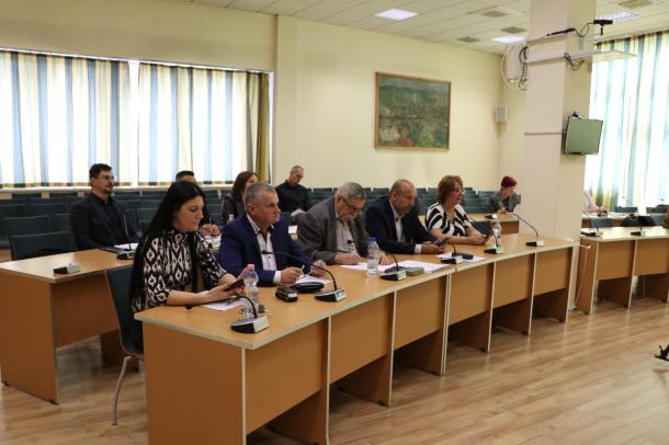 Az Oktatási, Kulturális és Sport Bizottság résztvevői a Városháza nagytanácstermében hoznak döntést.