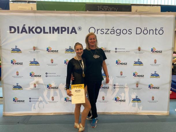 Molnár Noémi felkészítő tanárával Murányi Judittal az országos torna diákolimpia országos döntőjén.