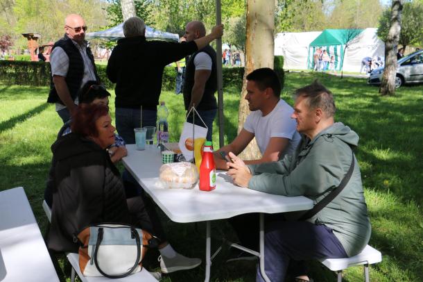 A Fidesz-KDNP is felállított egy sátrat. Dr. Csuzda Gábor és a közösség tagjai is elfogyasztottak egy pár finom falatot az asztalnál.