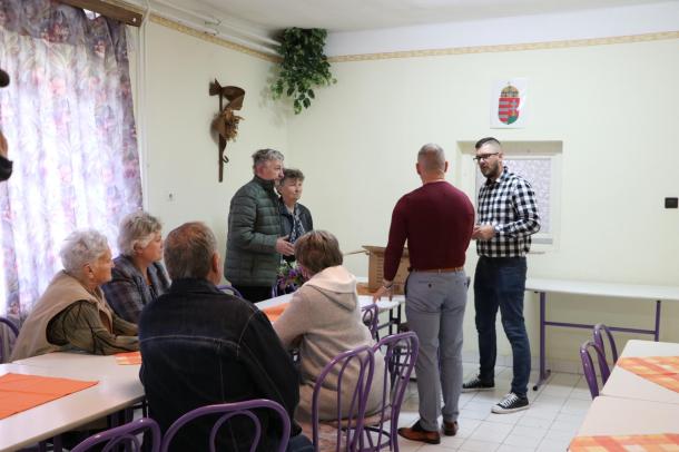 A rendőrök a klub tagjaival beszélgetnek.