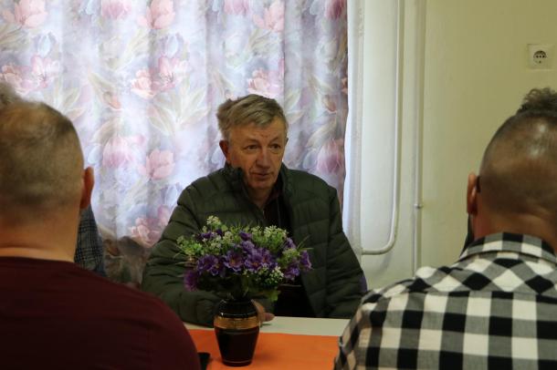 Kovács Béla, a Szentsimoni Nyugdíjas Klub elnöke beszélget az egyenruhásokkal.