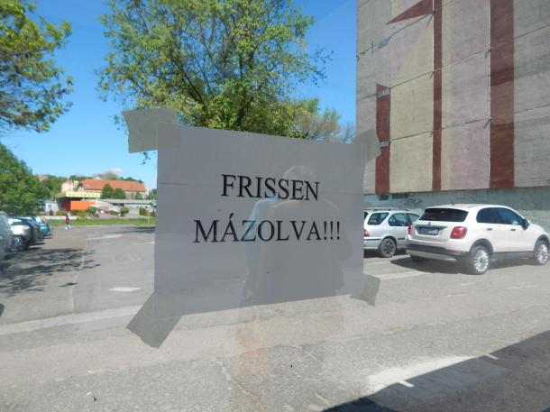 „Frissen mázolva!” hirdeti a felirat a Bolyki elágazás buszvárójának üvegfalán.