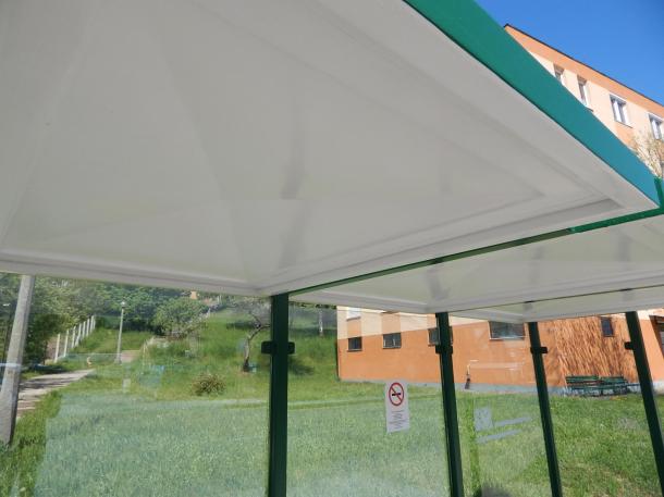 A buszváró tetőszerkezete is új festést kapott.