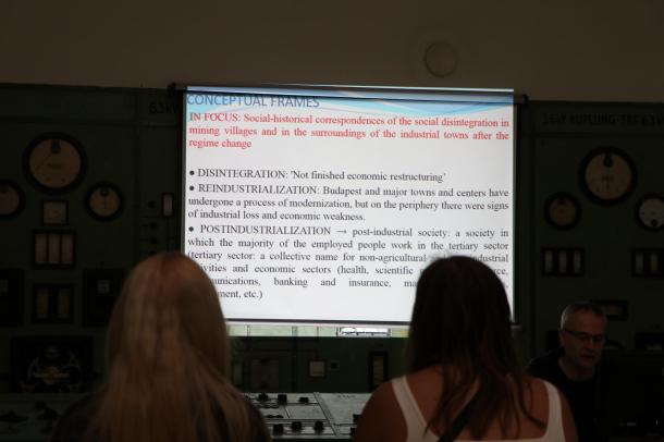 Dr. Alabán Péter történész kivetítőn adta át prezentációját.