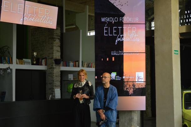 Dr. Ádám Eszter intézményvezető és a Miskolci Fotóklub vezetője megnyitja a kiállítást.