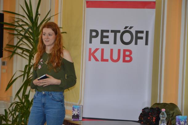 Vöröskéry Dóra fiatal írónő mutatta be két könyvét a középiskolásoknak.