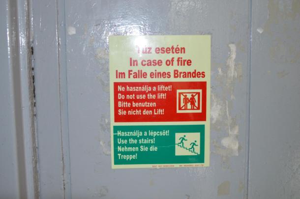 Felirat a liften: „Tűz esetén a lift használata tilos”.