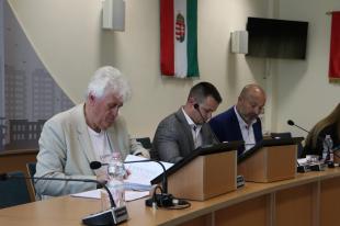 Dr. Almási Csaba, Janiczak Dávid és Kiss Sándor a Pénzügyi és Gazdasági Bizottság ülésén.