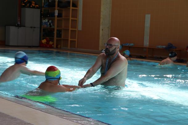 Schifter Tamás úszásoktató segít az egyik gyereknek.
