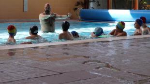 Az úszásoktató a következő feladatot mutatja be a gyerekeknek.