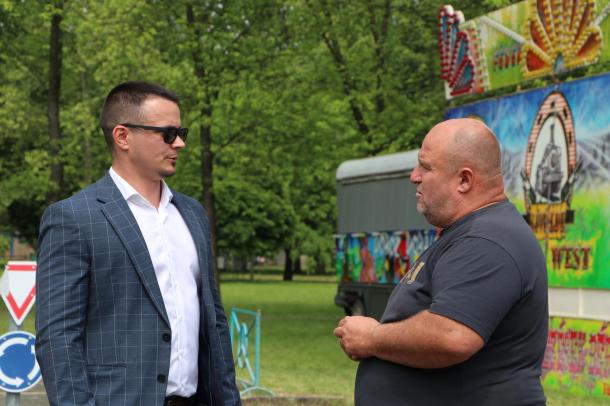 Janiczak Dávid polgármester és Féder József, a Féder Utazó Vidámpark társtulajdonosa beszélgetnek.