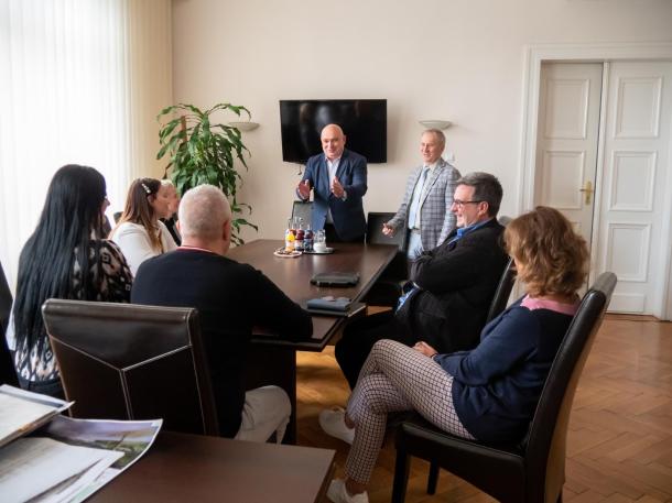 Egyeztetés a chorzówi városházán. A két város képviselői ültek egy asztalhoz.