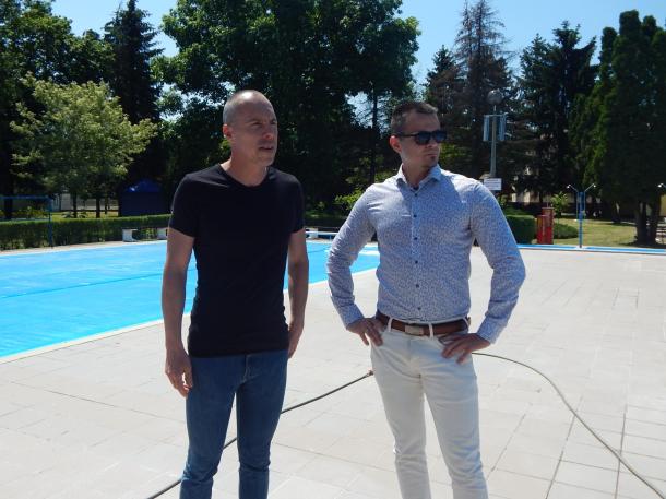 Nagy-Mengyi Péter, az Ózdi Sport-és Élményközpont ügyvezetője beszélget városunk polgármesterével, Janiczak Dáviddal.