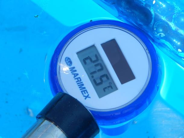 27,5 fok a vízhőmérőn. A Távhő segítsége nélkül a takarófólia alkalmazásával sikerült ezt a hőmérsékletet elérni.